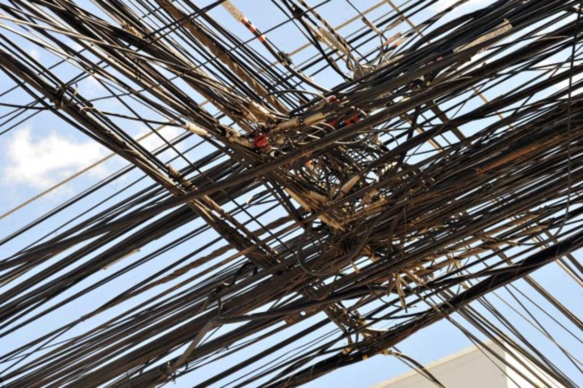 Marañas de cables ahora invaden las aceras de la ciudad
