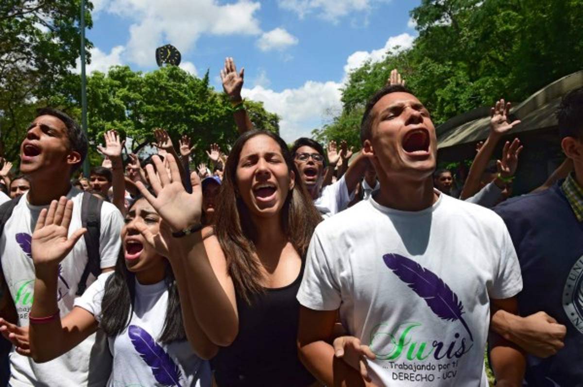 Oposición pide a la OEA detener salida de Venezuela