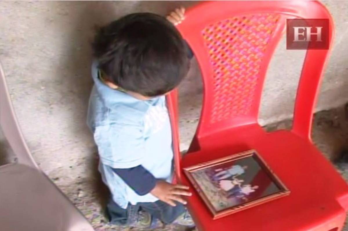 Los pequeños angelitos, aún sucumben en medio de la noche preguntando por su papá. (Fotos: José López)