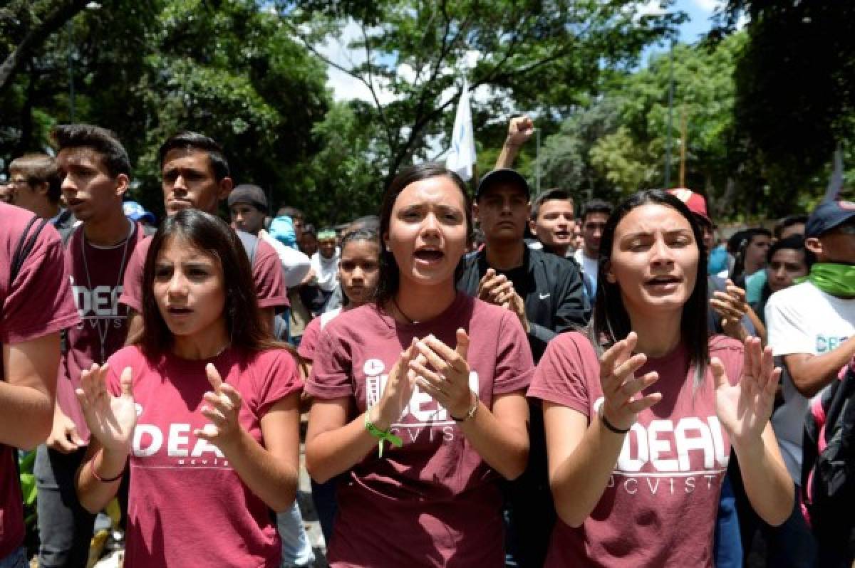 Oposición pide a la OEA detener salida de Venezuela