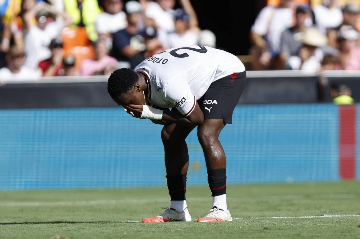 Duro revés de aficionados al Valencia tras goleada por Barcelona; salieron escoltados