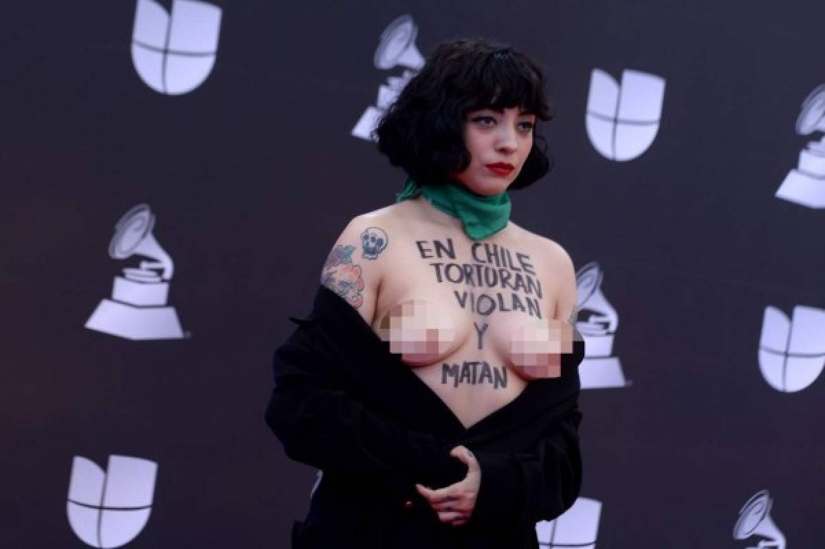 La polémica protesta de Mon Laferte en los Latin Grammys 2019