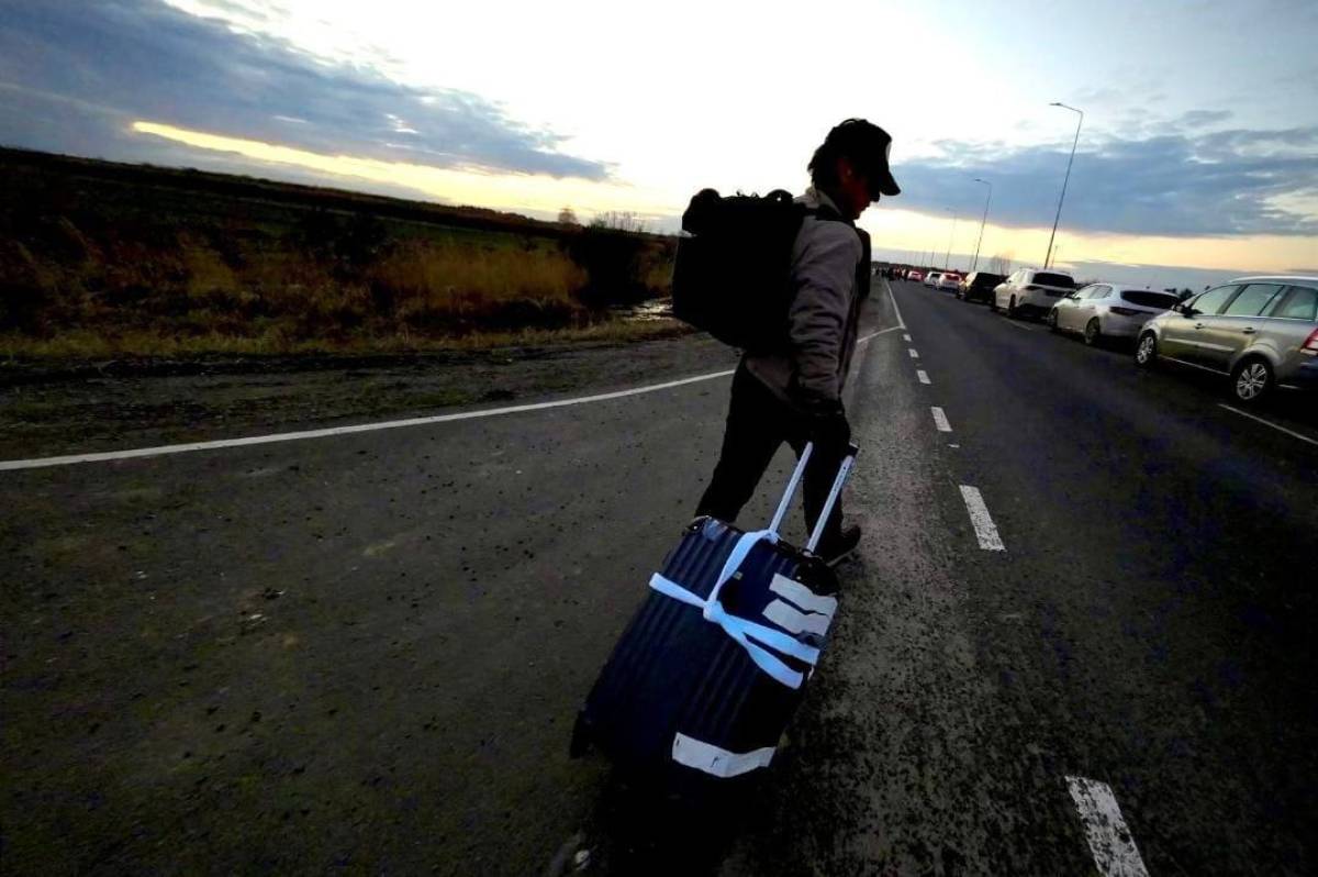 Sean Penn mientras camina en dirección a la frontera de Ucrania con Polonia.