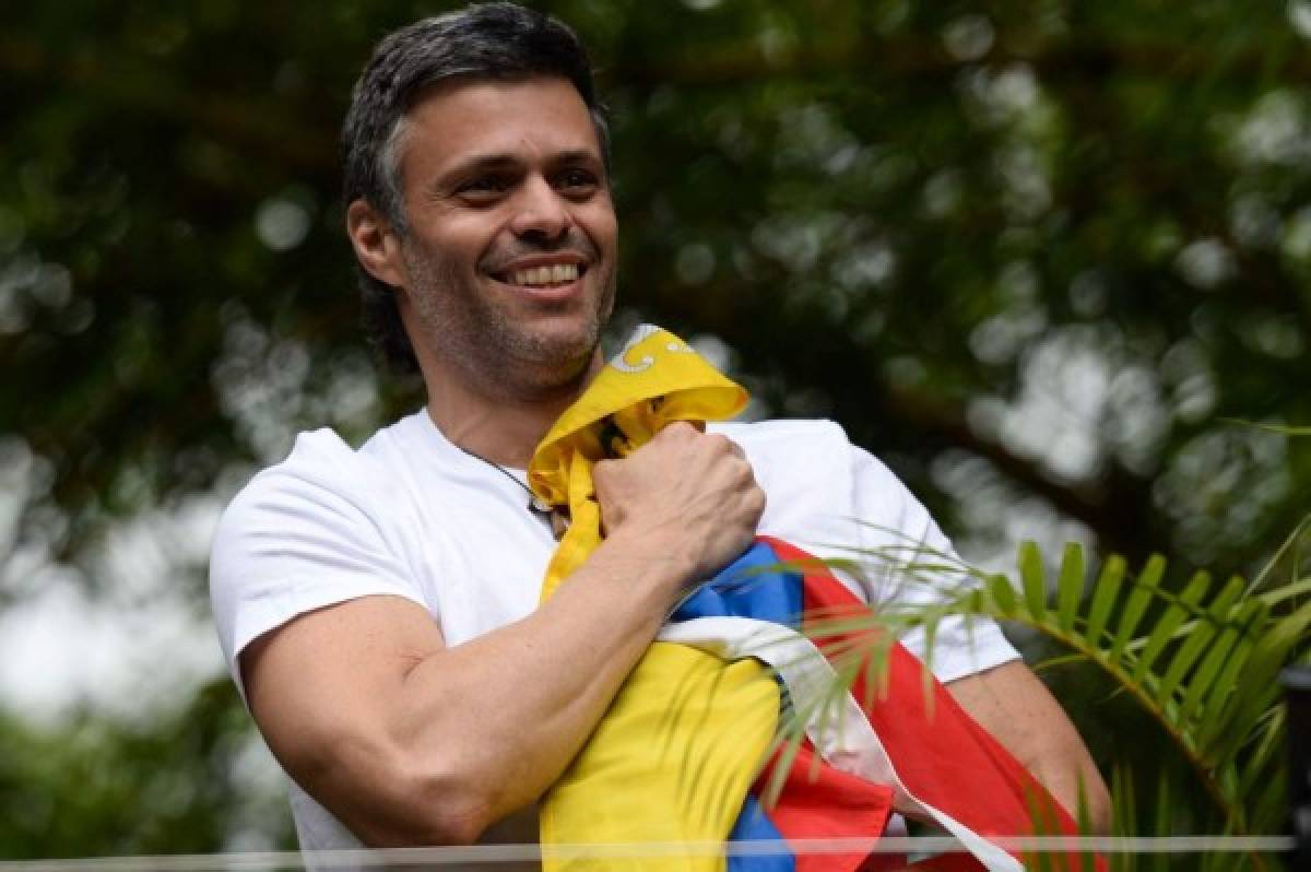 '¡Sí se puede!': Euforia frente a la casa de Leopoldo López en Caracas