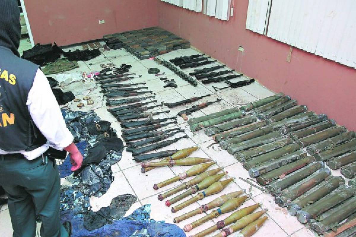 Fusiles AK-47 y AR-15, cargadores M-16, lanzagranadas RPG-7, granadas y sacos consupuesta droga son parte del decomiso en SPS. Autoridades han realizado decomisos de armas de grueso calibre en los últimos meses. (Foto: EL HERALDO Honduras)