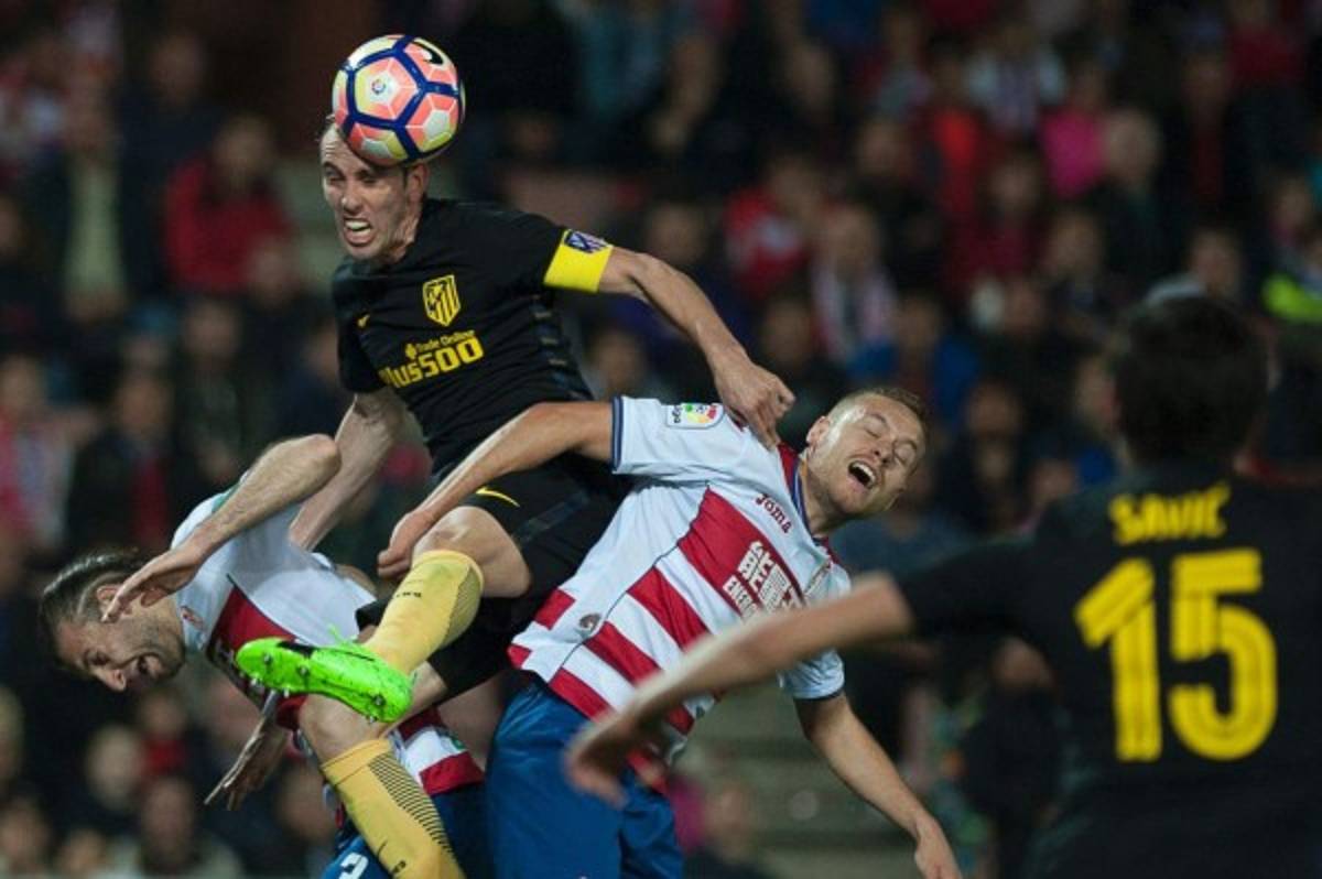 Diego Godín, capitán del Atlético de Madrid en la disputa del balón con Gaston Silva y Ingi Ingason. (Foto: AFP)