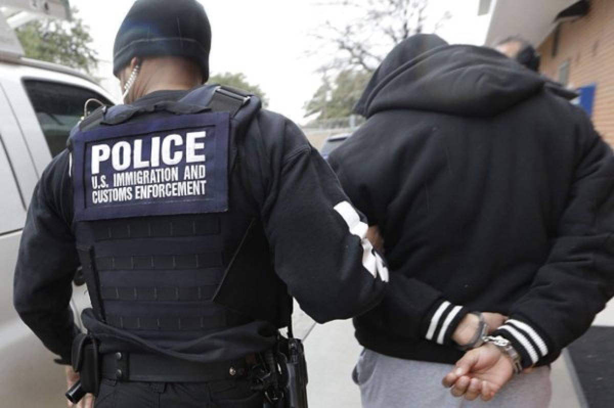Agentes arrestan a 153 inmigrantes en redadas en Texas