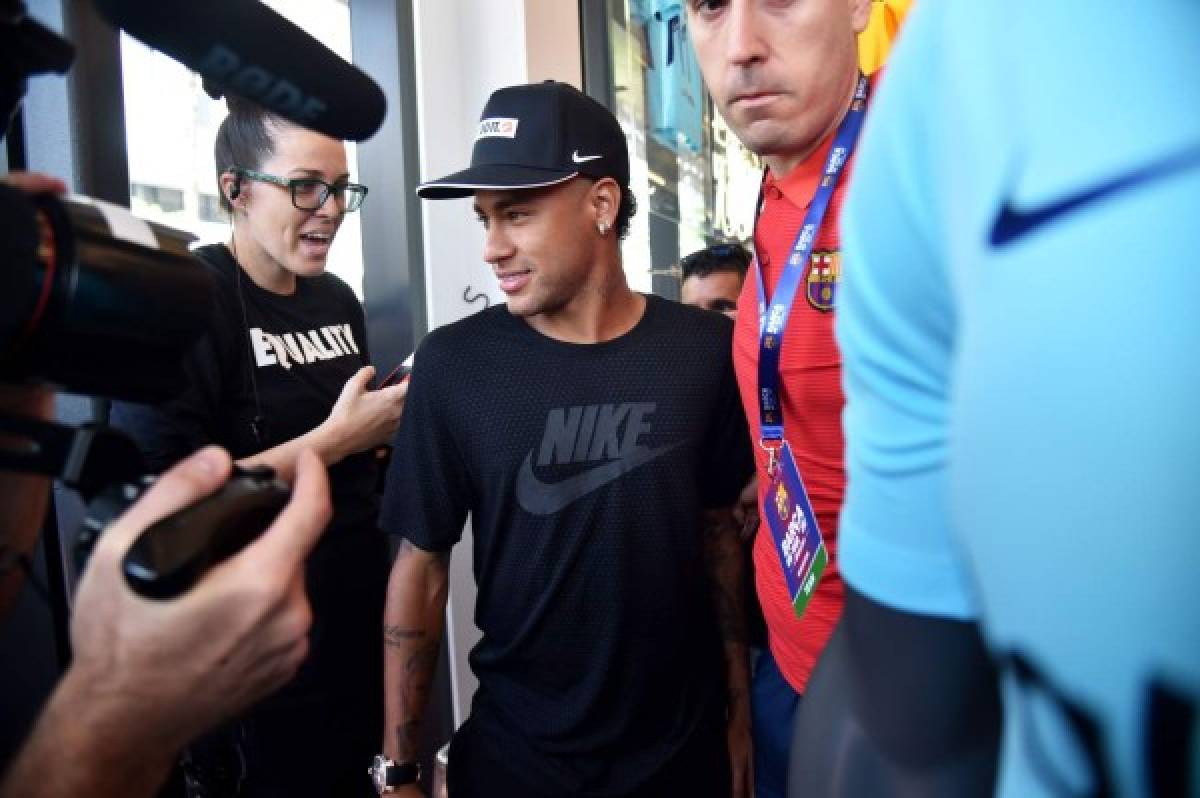 El brasileño Neymar podría ser presentado en los próximos días en el PSG. (AFP)