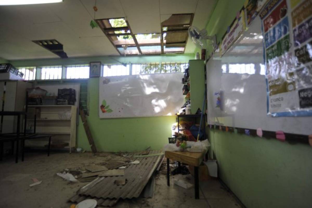 Niños reciben clases en la calle para exigir reparación del kínder