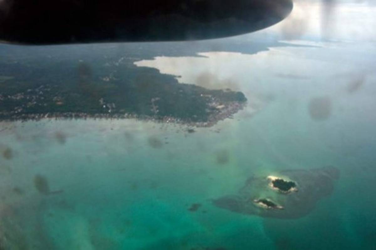 Avión de AirAsia desaparecido podría estar 'en el fondo del mar'