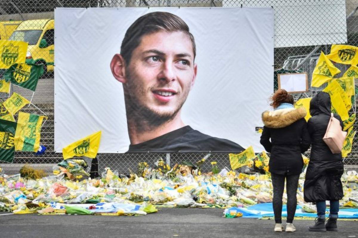 En Nantes se ha creado un mural con la imagen de Emiliano para que los hinchas lleven flores y otros recuerdos del delantero argentino.