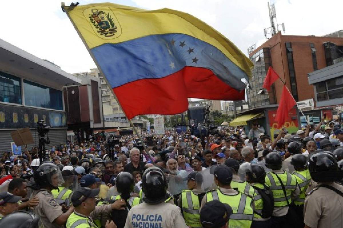 Policías dispersan gas pimienta en marcha de ancianos en Venezuela  