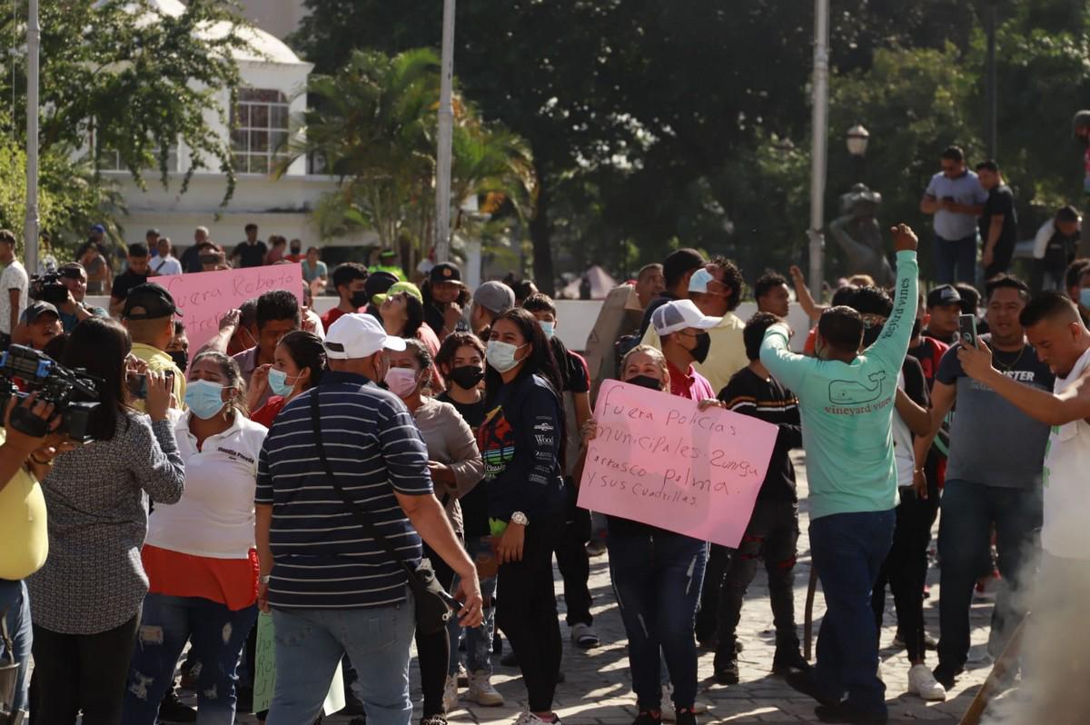 “Fuera policías”, se lee en las pancartas de los vendedores.