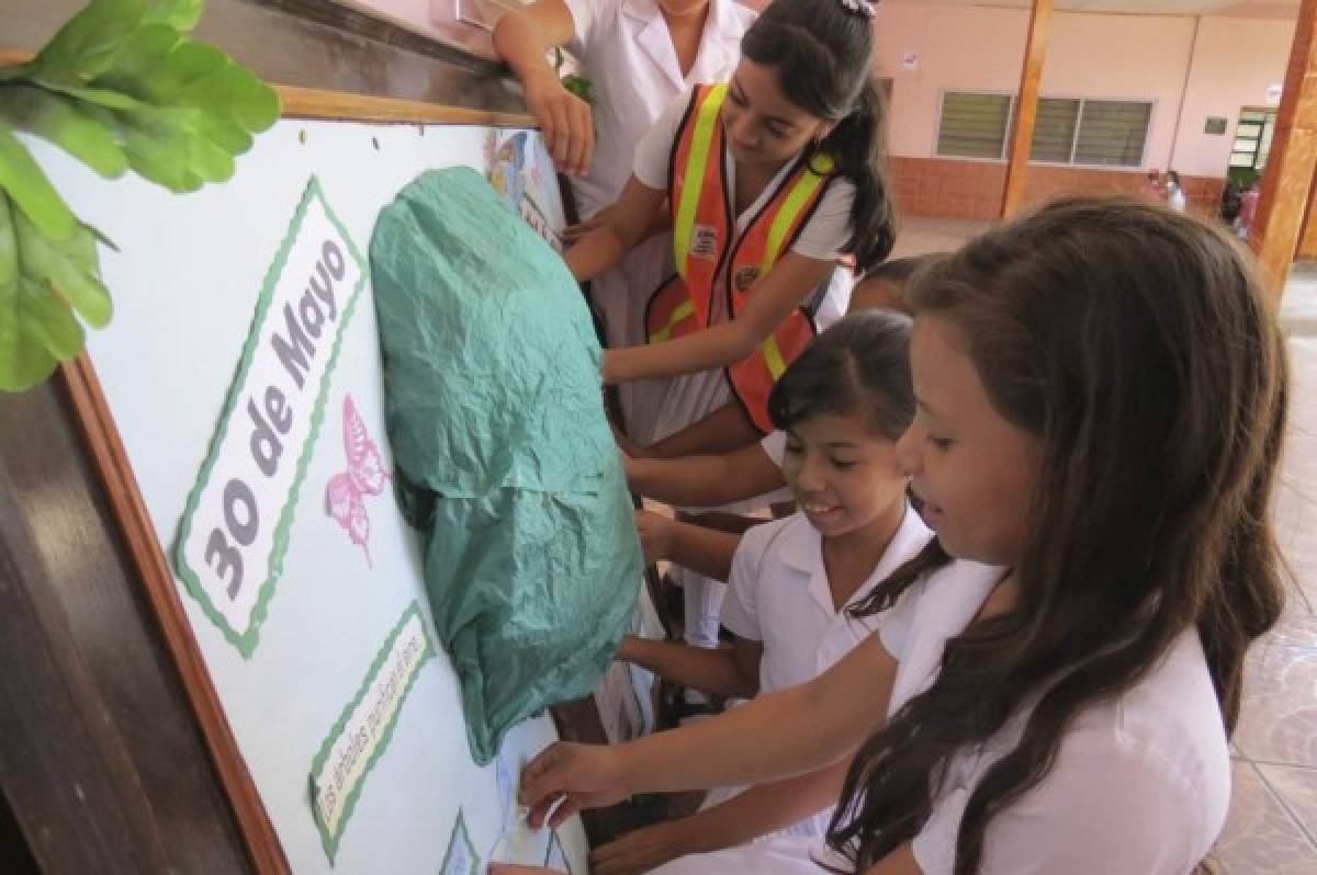 Alumnos de Comayagua realizan trueque de plantas por llantas