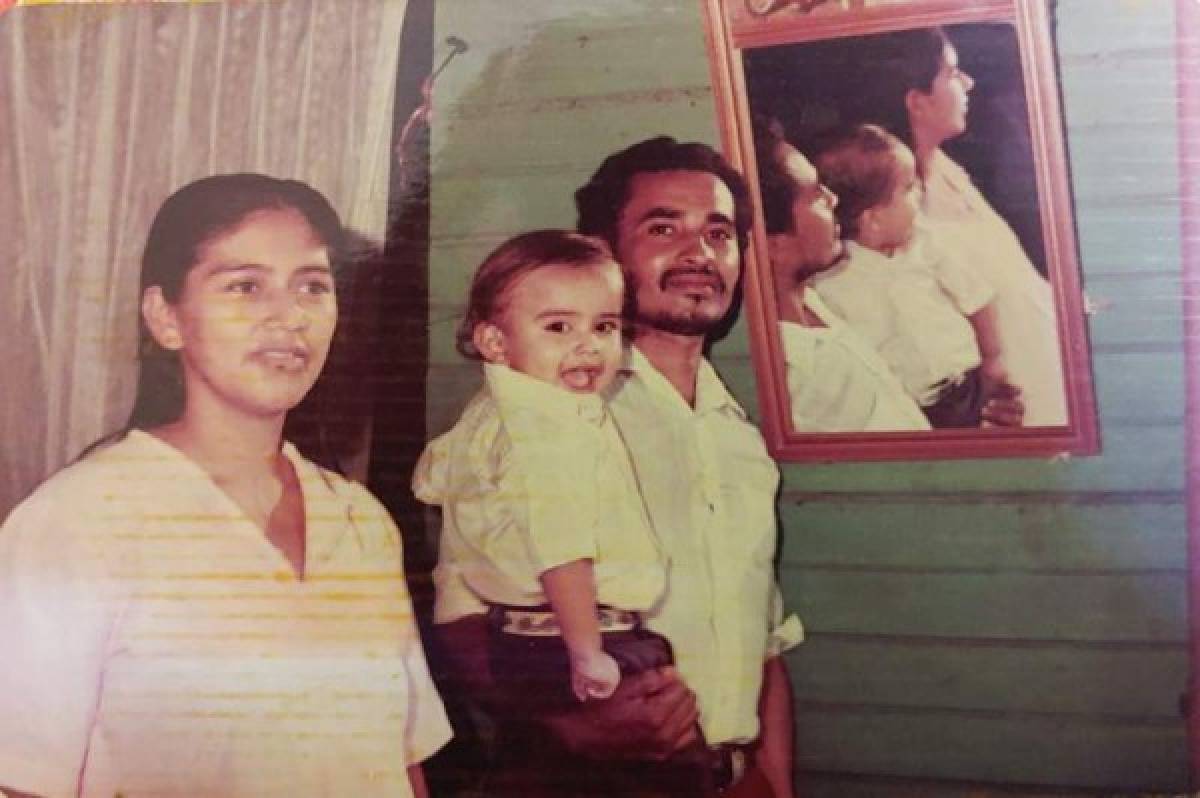 Narváez, de niño, junto a su padre Alfonso Díaz y Ofelia Narváez. Foto: Johny Magallanes / EL HERALDO.