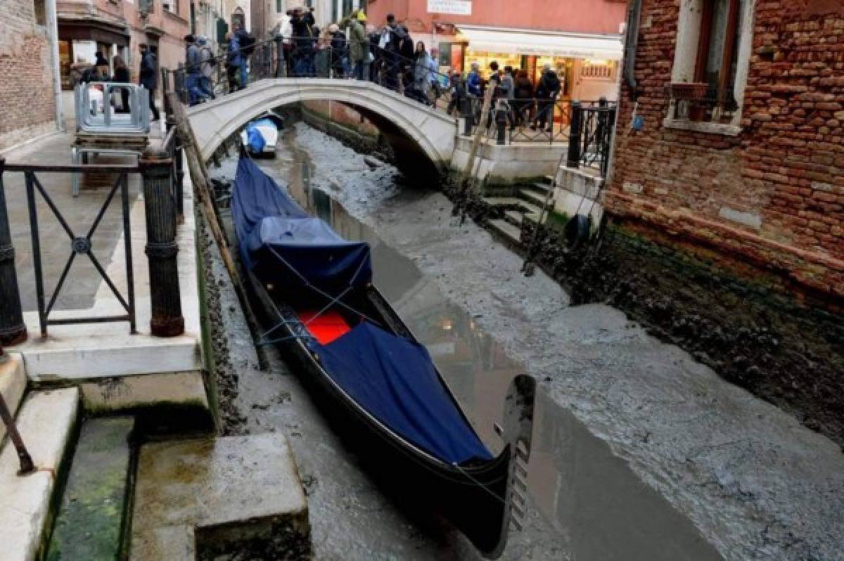 Ante la falta de agua en los canales, las góndolas permanecían sin utilizarse.