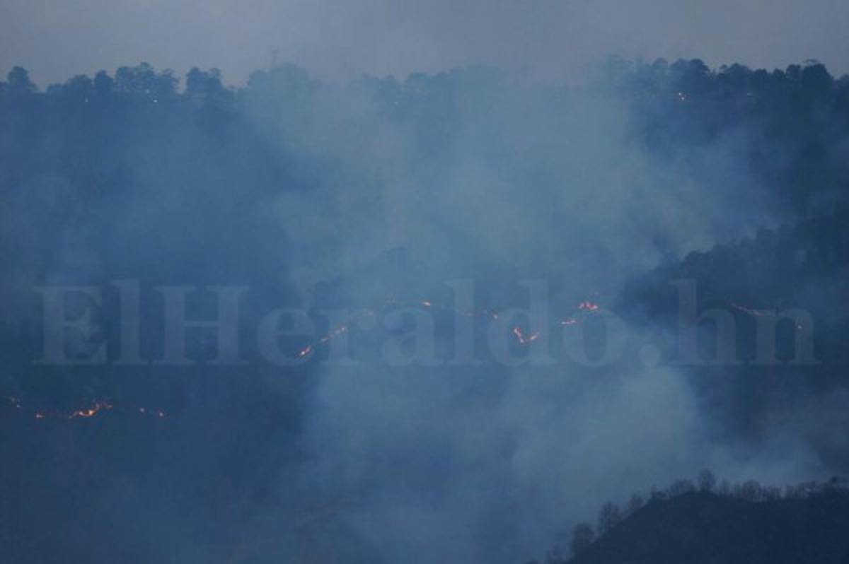 Continúan los trabajos para apagar incendio en El Hatillo