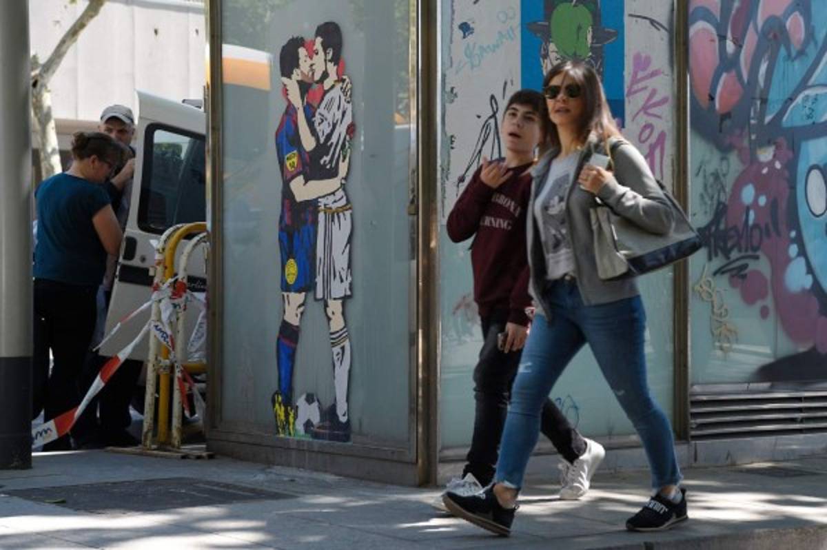 Un grafiti de Lionel Messi y Cristiano Ronaldo besándose causa furor antes del clásico