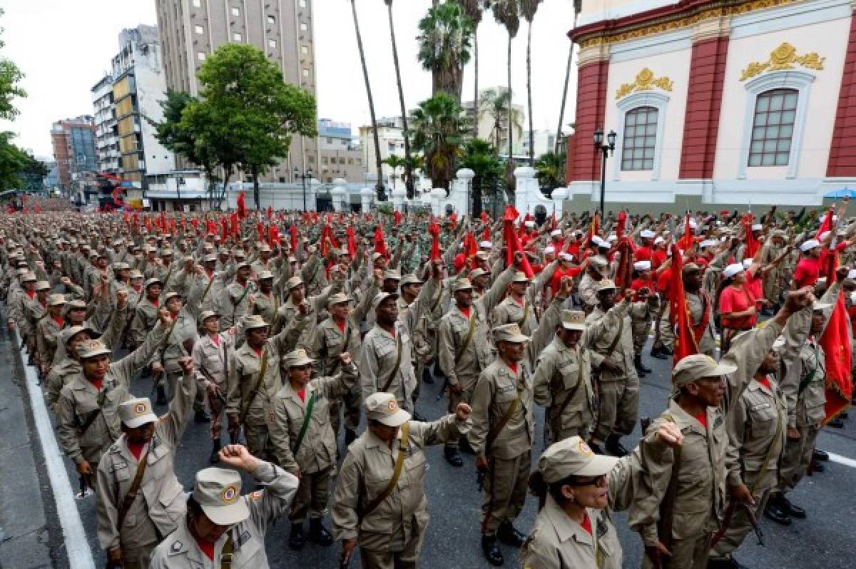 Maduro anuncia expansión de milicia a medio millón de civiles con fusil en mano 