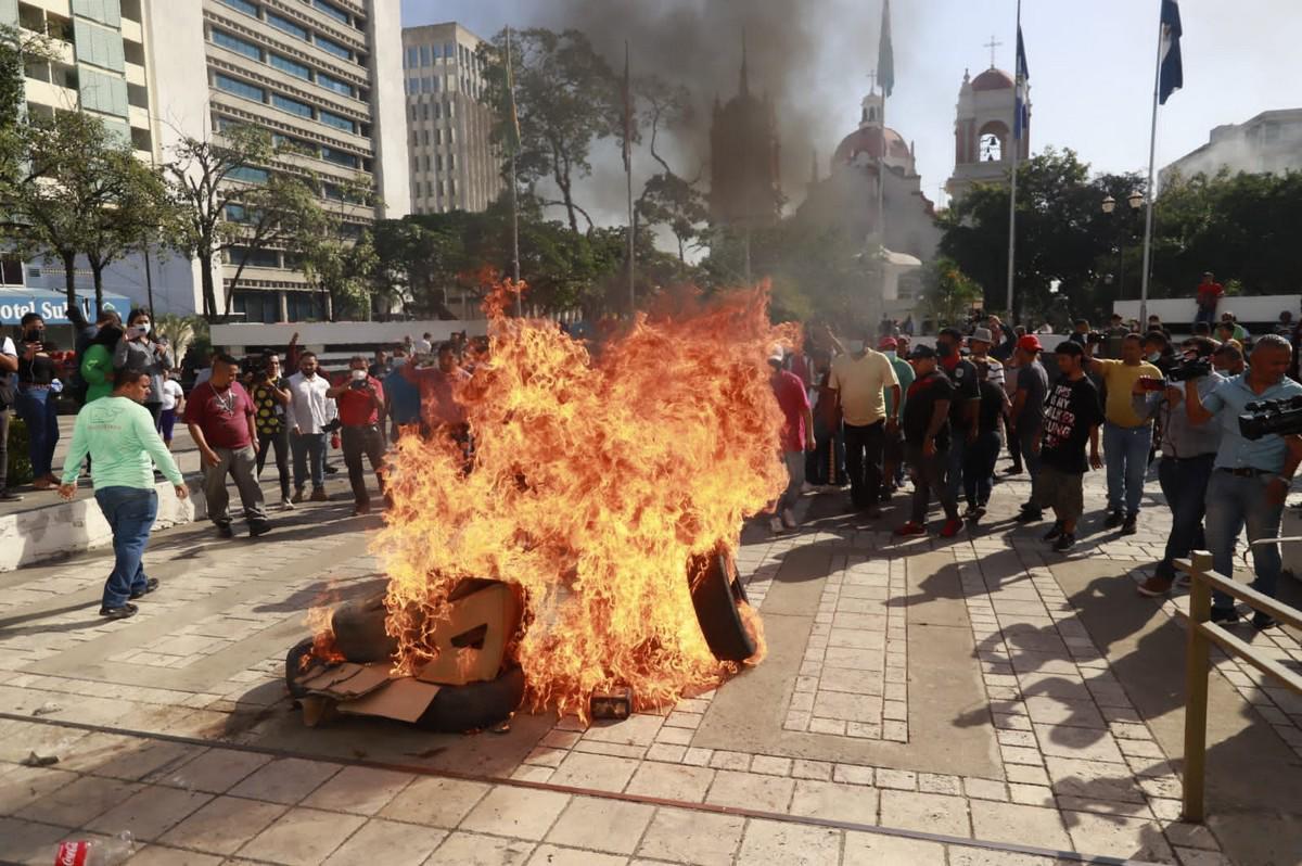 Llantas fueron quemadas en el centro de la ciudad industrial.