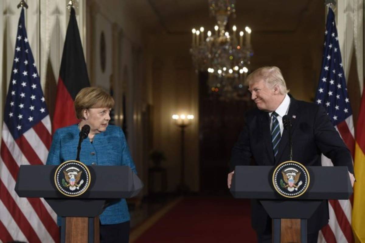 Trump reitera a Merkel apoyo a la OTAN, pide que países 'paguen lo debido'