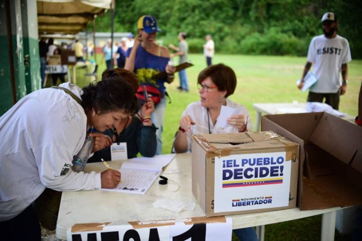 La oposición venezolana retó al gobierno con una consulta simbólica, con la que busca boicotear el plan del presidente Nicolás Maduro de reescribir la Constitución, cuando faltan dos semanas para la elección de los miembros de la Asamblea Constituyente (Foto: Agencia AP)
