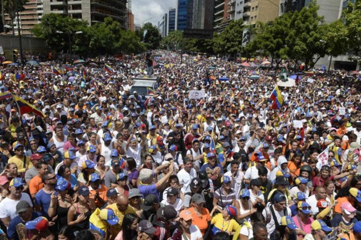 Venezuela cumple 100 días de protestas, con Leopoldo López fuera de prisión