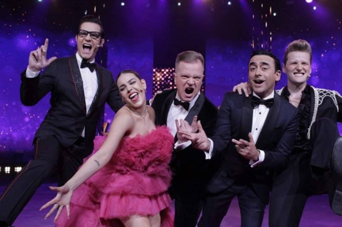 Danna Paola deslumbra con vestido rojo en final de La Academia