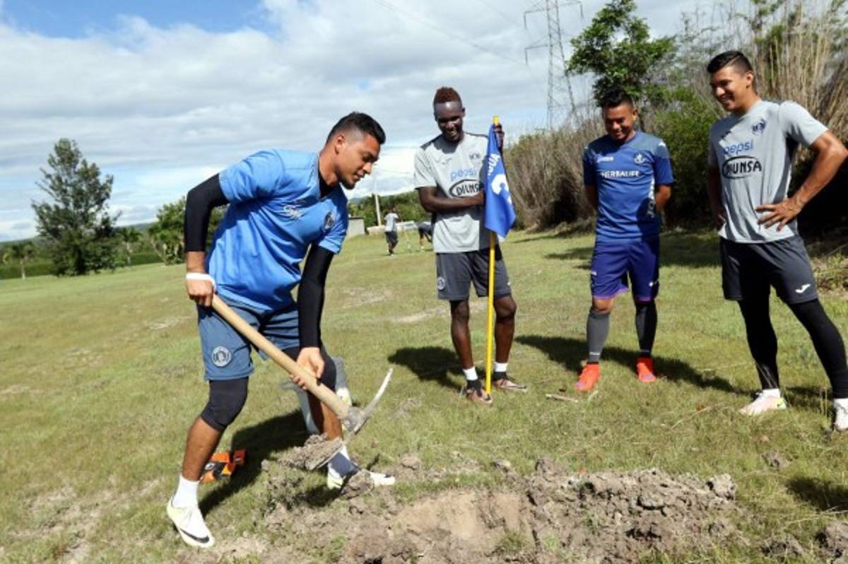 En Motagua decidieron cambiar la pelota por palas y piochas