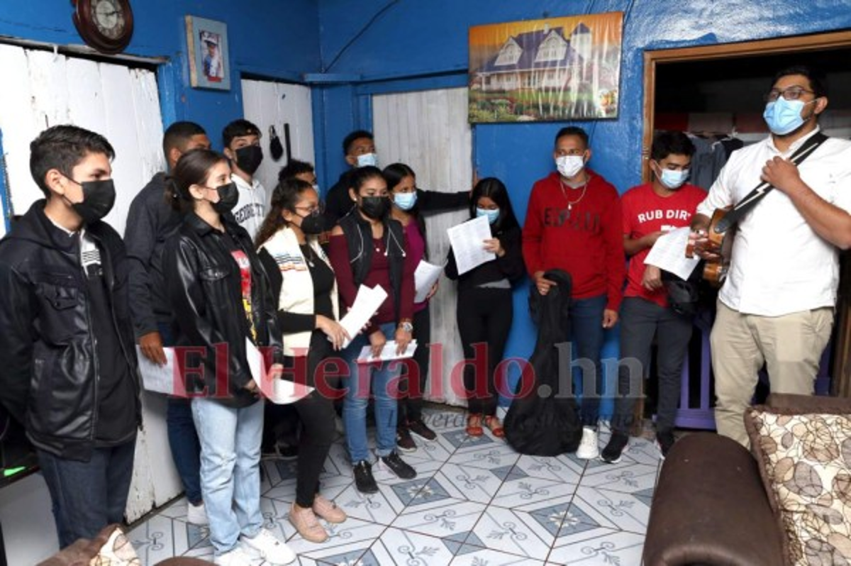 Capitalinos reviven el camino a Belén con las posadas