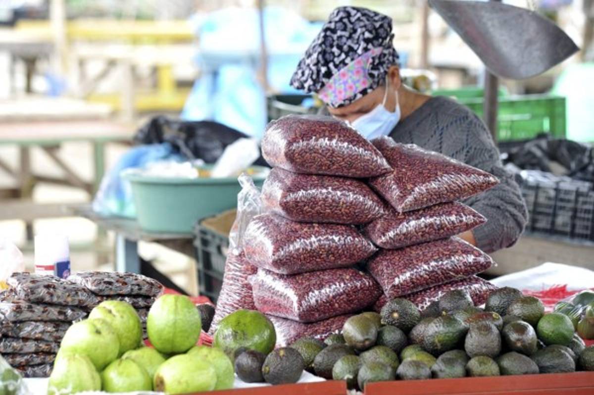 Consumidores en la capital denuncian precios elevados de la canasta básica