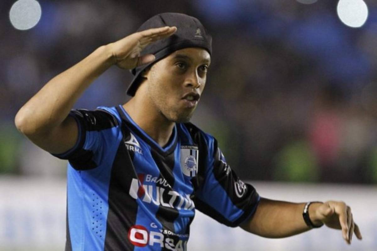 Ronaldinho puede ser despedido del mexicano Querétaro por ausentismo