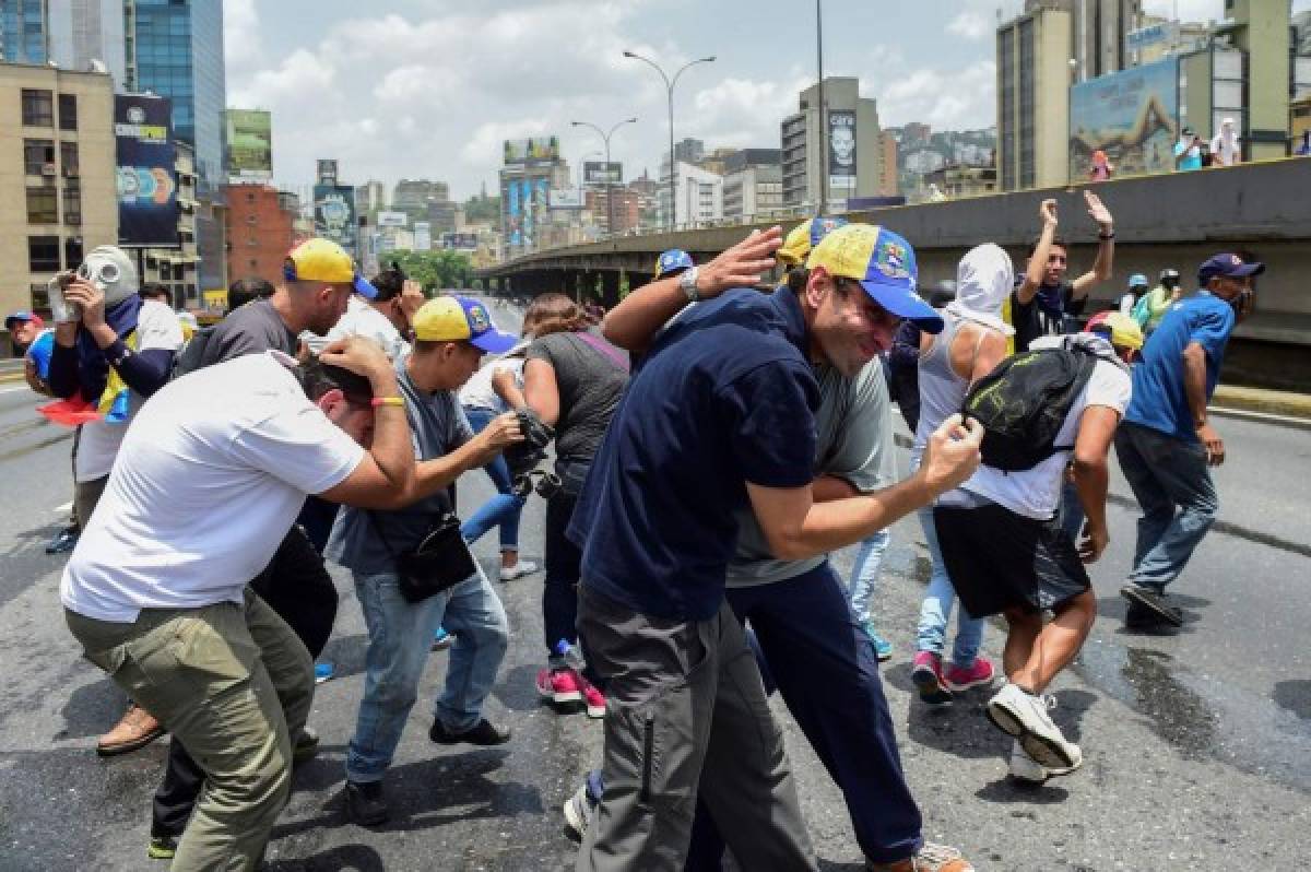 Capriles recibió una lluvia de gases cuando se acercó a un bloqueo militar en la autopista Francisco Fajardo. Foto: AFP