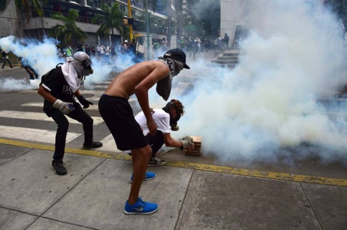 Violentos enfrentamientos durante segunda marcha opositora en Venezuela