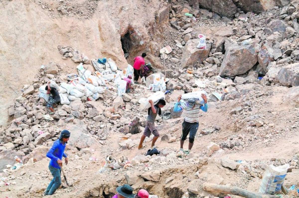 Mineros artesanales del sur amenazan con tomas en la capital