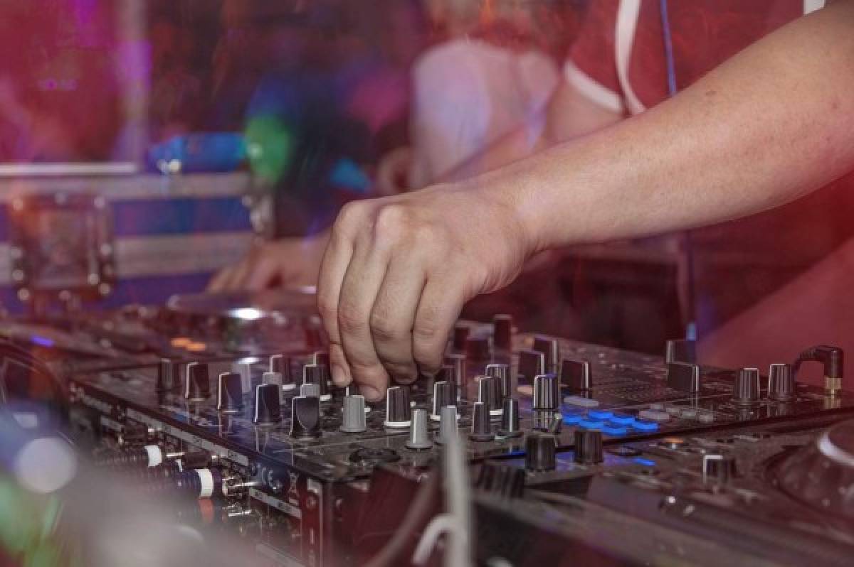 El DJ fue agredido por asistentes a la fiesta que se sentían inconformes con la canción. Foto Pexels