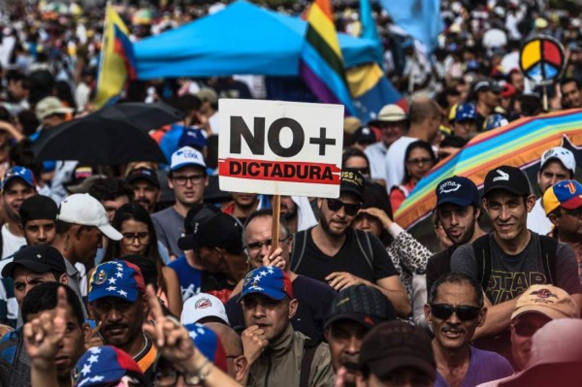 Mueren tres manifestantes y son 42 los muertos en protestas en Venezuela