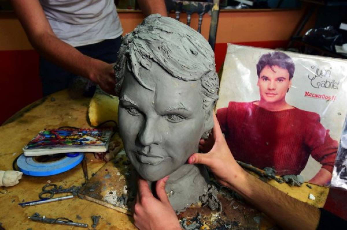 Crean máscaras del fallecido ídolo mexicano Juan Gabriel  