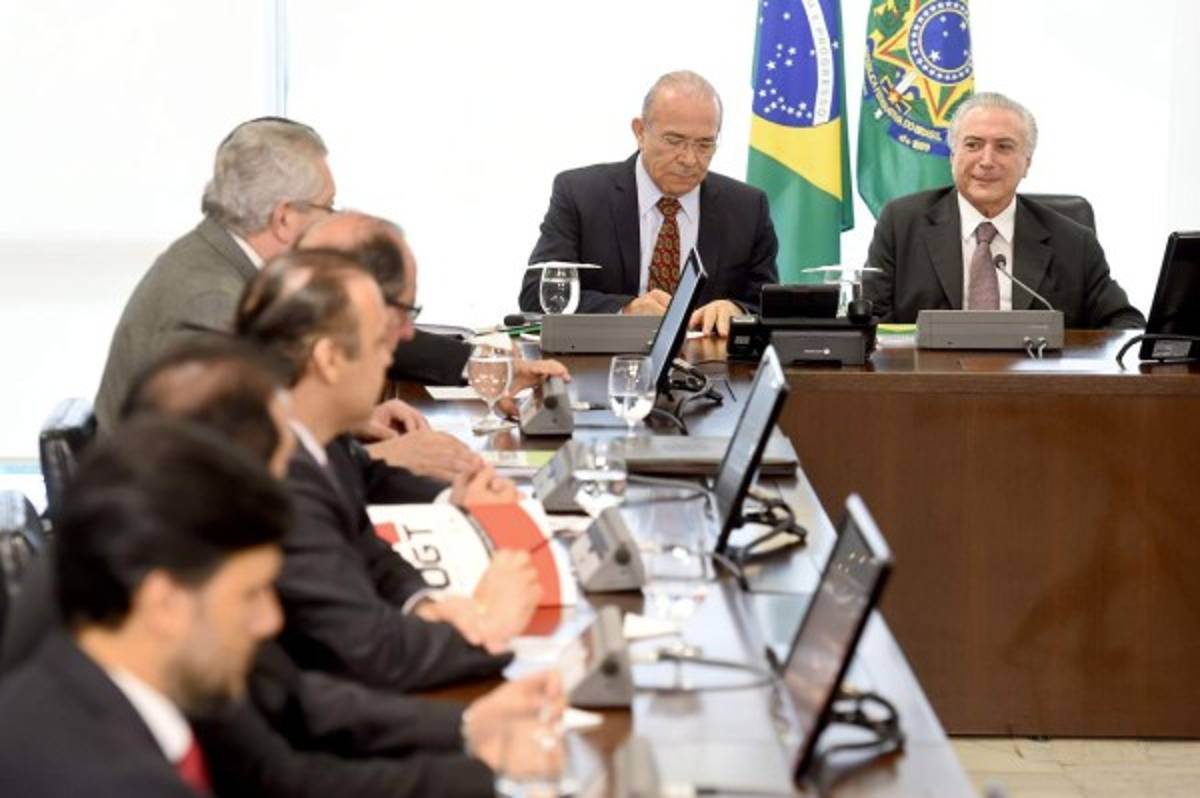 Temer comienza a pilotear Brasil con pronóstico de turbulencia