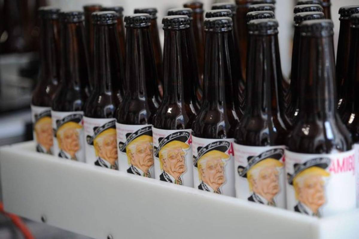 Vestido de mariachi, Trump lo invita a tomar una cerveza mexicano-estadounidense 'Amigous'