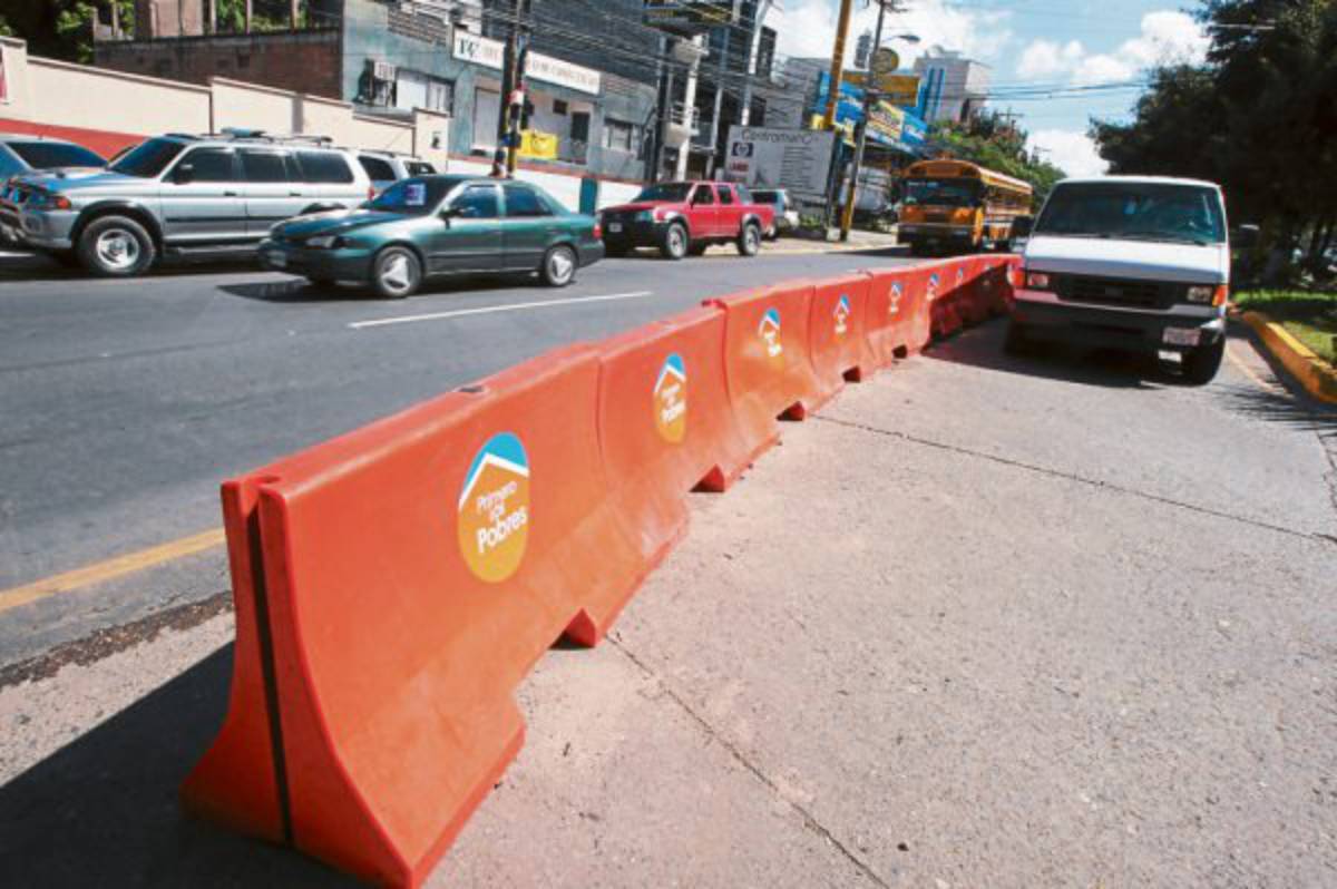 Colocan canalizadores en varios puntos