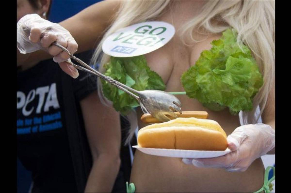Modelo en bikini de lechuga pide no comer animales