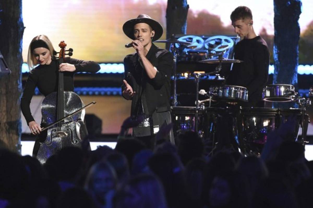 El grupo Clean Bandit estuvo entre los performance de la noche.