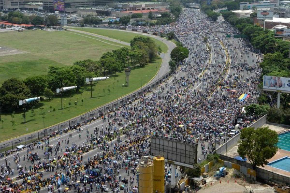Oposición venezolana reta a Nicolás Maduro con nueva marcha este miércoles