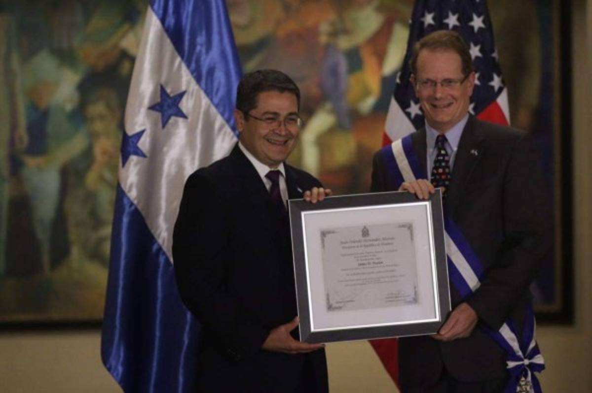 Embajador de Estados Unidos James Nealon es condecorado en Casa de Gobierno