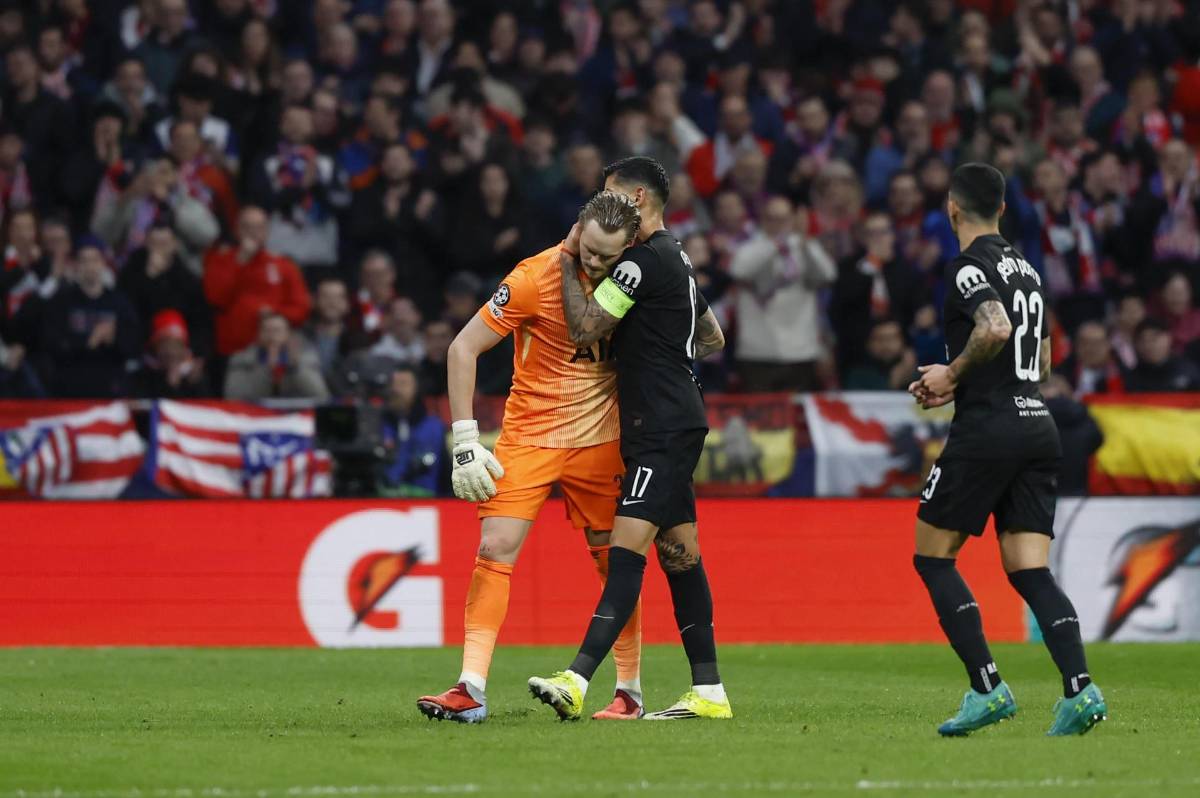 Comete errores en partido de Champions League y el técnico lo saca al siguiente minuto
