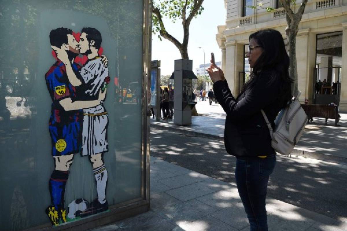 Un grafiti de Lionel Messi y Cristiano Ronaldo besándose causa furor antes del clásico