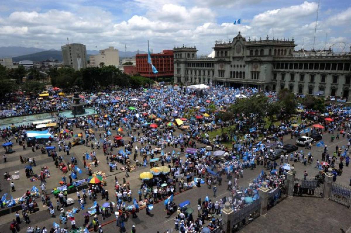 Miles de guatemaltecos piden la salida del presidente por corrupción