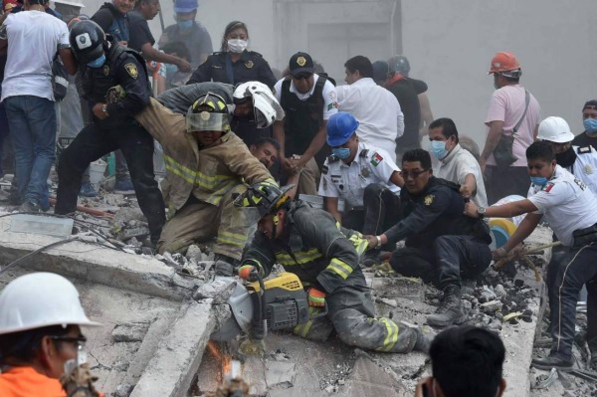 Imágenes desgarradoras; México llora a su muertos por sismo