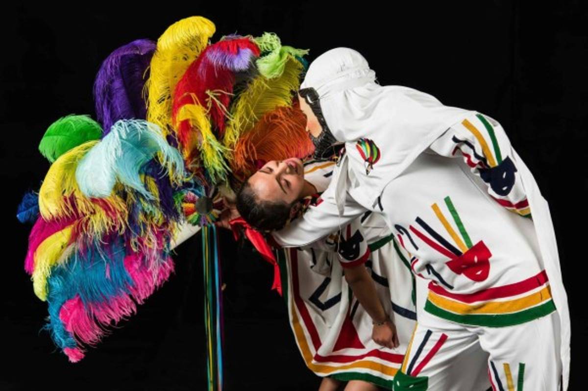 Colorido carnaval en una zona gris de México